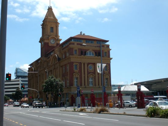 schoenes altes Gebaeude am Hafen