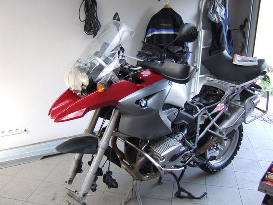 Kofferhalter, Speichenfelge, Sturtzbügel
werden montiert