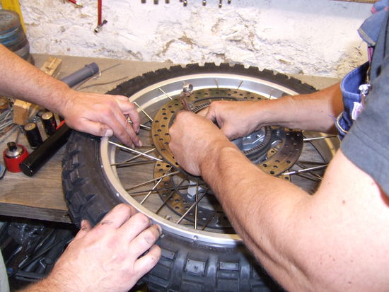 Montage der Bremsscheiben auf dem Speichenrad.