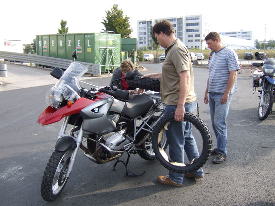 Ersatzreifen mussten natürlich auch mit in die Kisten.