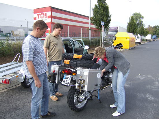 Die Koffer mussten ebenfalls noch montiert werden.