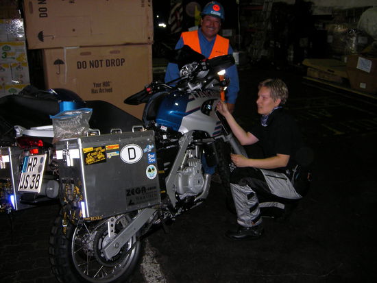 Uli beim Schrauben. Immer unter "Aufsicht" der freundlichen Hafenmitarbeitern"