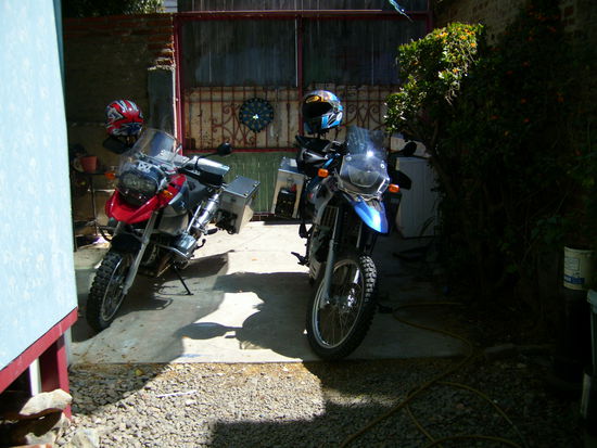 Endlich ! Die Bikes im Hof der Villa Kunterbunt