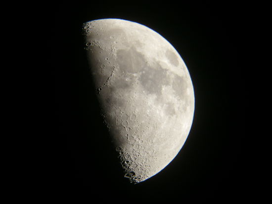 Der Mond durch ein Teleskop fotografiert