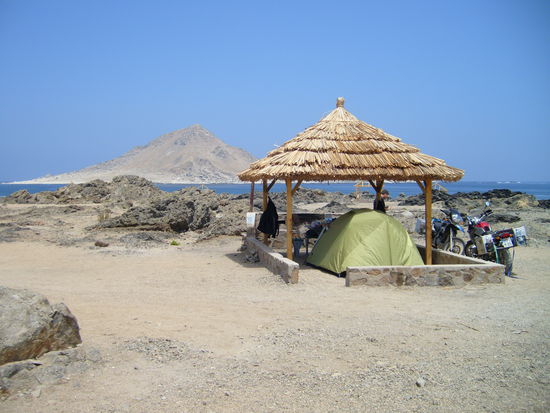 Zelten in der Wueste und doch direkt am Meer