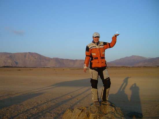 Uli haelt den Mond in der Hand