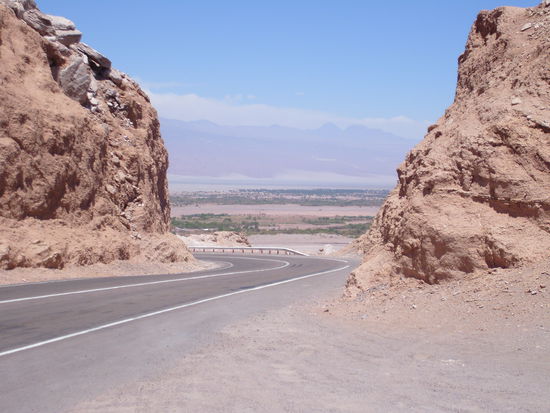 Blick auf die gruene Oase San Pedro de Atacama, im Hintergrund sind schemenhaft
die 6000er der Anden zu erkennen