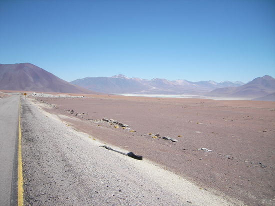 4700 Meter sind wir nun hoch... und die Berge immer noch hoeher als wir...
(im Hintergrund die bekannte Laguna Verde in Bolivien)