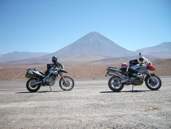 Blick auf den ueber 6000 Meter hohen Vulkan