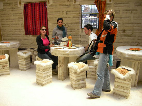 Mittagessen auf Salzstuehlen.
Das Lamasteak mundete allen