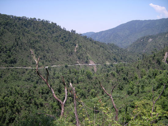 Die in den Fels gehauene Strasse passabwaerts