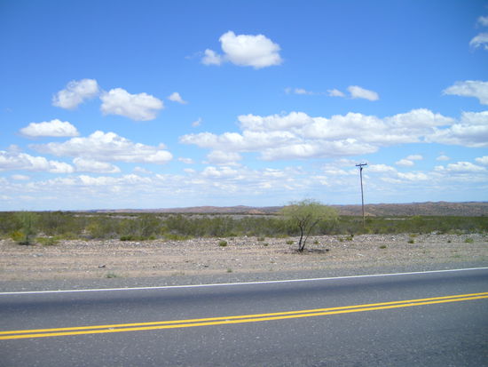 Endlose Wege fuehren von Stadt zu Stadt.
Begleitet von den Wolken