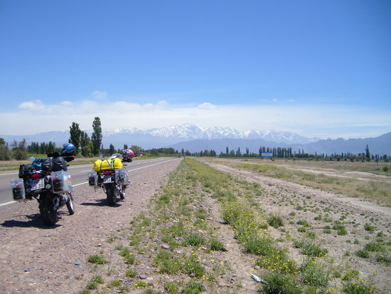 Blick von Mendoza auf die schneebedeckten Anden. Hier oben liegt der Grenzuebergang nach Chile