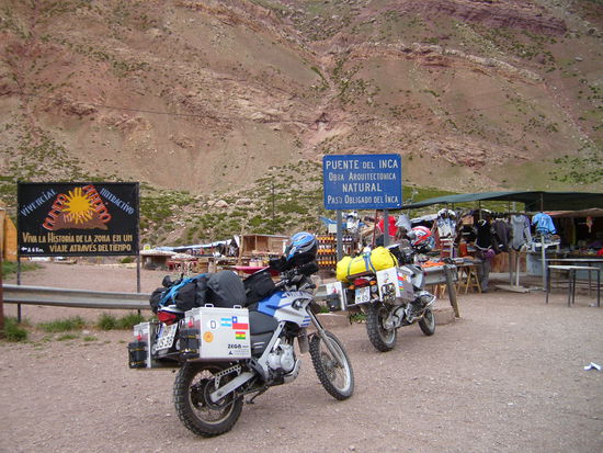 An der "Tourismusmeile" vor dem Naturwunder