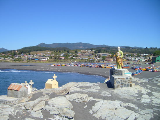 Der heilige San Pedro wacht ueber das Fischerdoerfchen Curanipe