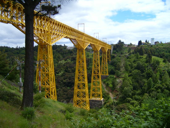 Eisenbahnbruecke in gelb