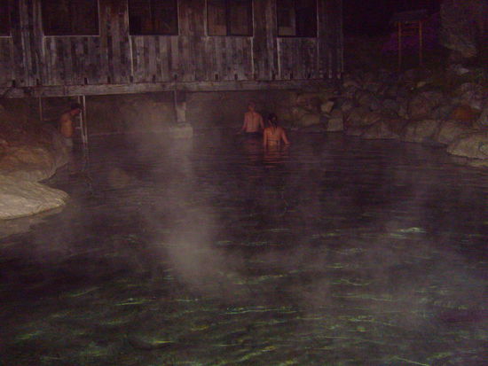 Bei 41 Grad dampfendes Thermalwasser