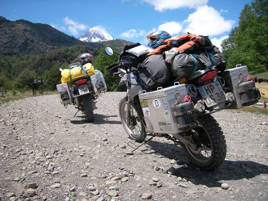 Kurze Pause im Ripio mit schoenem Ausblick auf den Vulkan Lanin