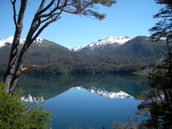 Schoene Spiegelung der Berge in einem weiteren unberuehrten Bergsee.