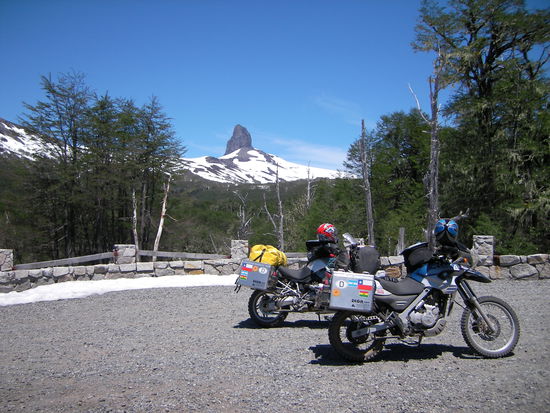 Auf dem Pass zur Grenzstation. Im Hintergrund die Reste eines Vulkanberges
