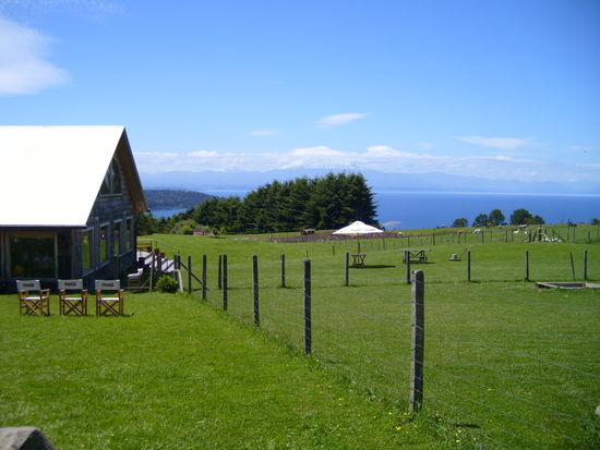 Kaffeepause im Gasthaus. Im Hintergrund liegt der Vulkan noch in den Wolken