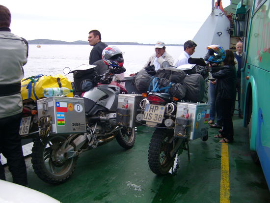Auf der Faehre: Press am Bus geparkt