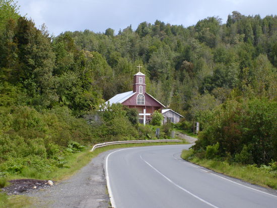 Eine der vielen Holzkirchen auf Chiloé