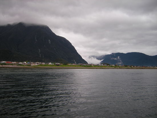 Ankunft in Chaiten - im Hintergrund der
Regenwald in Wolken