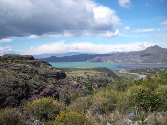 Lago General Carrera - rechts der kleine Ort Puerto Ibañez