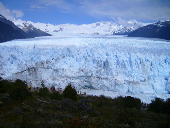Links unten die kleinen Menschen vor der riesigen Gletscherwand
