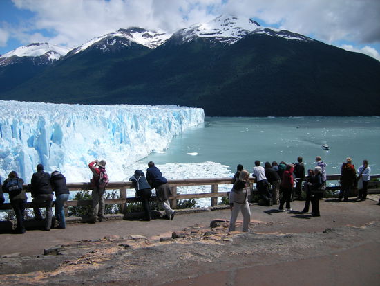 2 Ausflugsboote vor der Gletscherwand