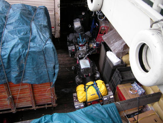 Wieder mal auf der Faehre eingepfercht zwischen Lastwagen und Fischkisten...