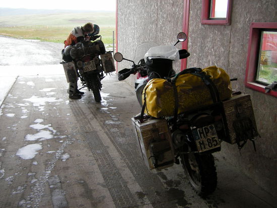 Durchweicht und verschlammt an der Grenzstation San Sebastian...