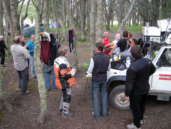 Ein Landrover diente als Tisch fuer den Weihnachtspunsch