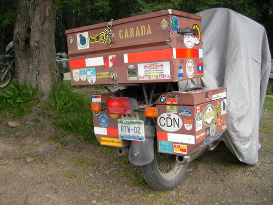 Alter BMW-Boxer eines kanadischen Paares mit 320.000 Kilometern auf der Uhr. Trotzdem von Canada bis nach Feuerland durchgehalten.