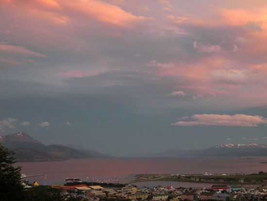 Ushuaia in rotes Abendlicht getaucht. Gesehen nach der Weihnachtsfeier um 22.30 Uhr.
