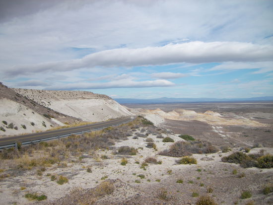 Hier aendert sich das Landschaftsbild: Berge und weite Ebene.