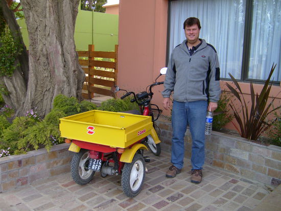 Uli meint der immerwaehrende Wind sei nichts fuer zweiraedrige Fahrzeuge, Matthias hat hier schon eine Alternative im Auge ...