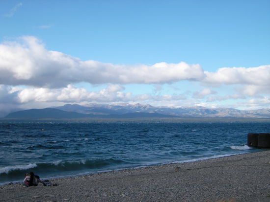 Der See bei Bariloche mit den Bergen im Hintergrund