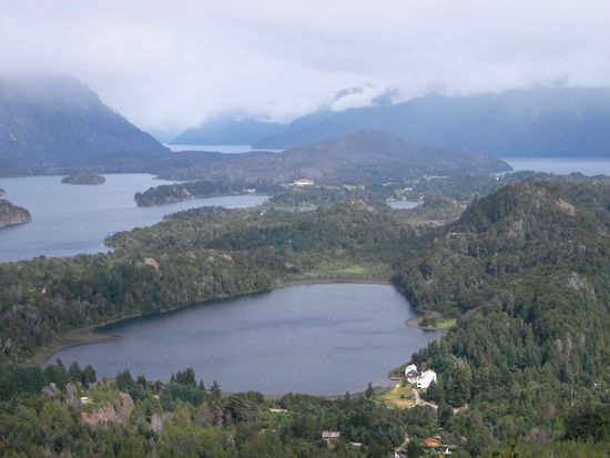 Herrliche Aussicht auf die von Bergen umrahmeten umliegenden Seen