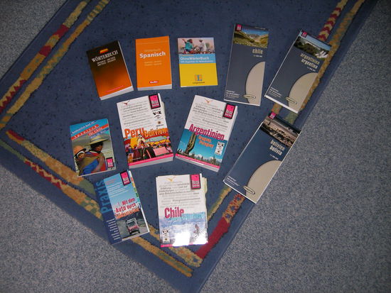 Für jedes Land haben wir Karten und Reiseführer dabei. Spanisch-Wörterbücher sind natürlich auch im Gepäck.