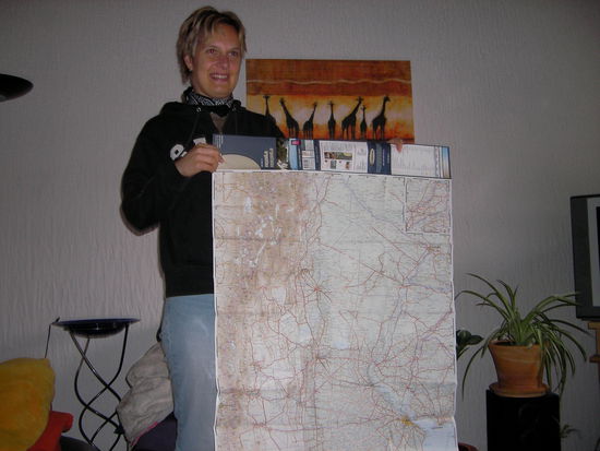 Uli beim "Handling" der Bolivien-Karte.
Ob Sie die Giraffen auf dem Wandbild auch in Südamerika trifft ?