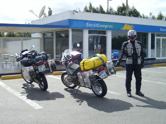 Pause auf der Ruta 5. Die Flaschenhalter an den Alukoffern sind auf Asphalt wieder im Einsatz 