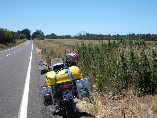 Auf dem Weg ins Tal der Vulkane. Im Hintergrund der vor kurzem ausgebrochene Llaima