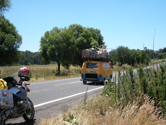 Was alles in (und auf) einen VW-Bus passt....