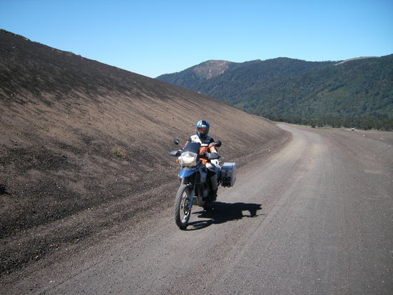 Hier laeuft es wieder...(weg vom Ripio...auf in die Vulkanasche)