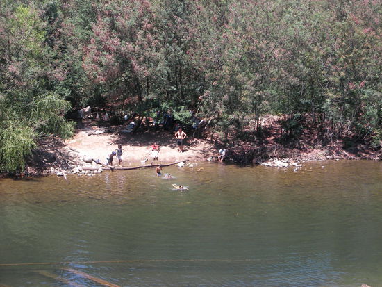 Schattige Badeplaetze am Fluss