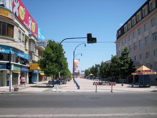 In der Mittagszeit ist kaum ein Mensch in der "riesigen" Fussgaengerzone in Chillan.