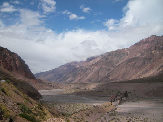 ...durch die Anden, vorbei an alten Eisenbahnbruecken.
