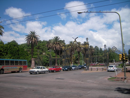 Eingang zum Stadtpark von Mendoza
